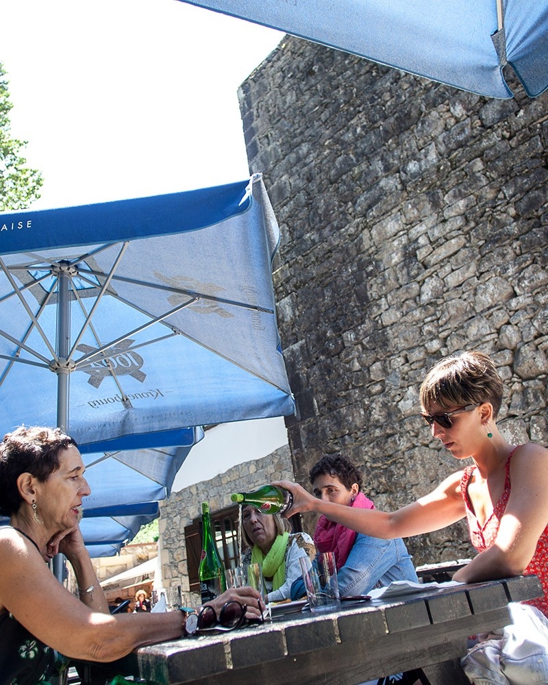 VISITÉ GUIDÉE ET DÉJEUNER DANS LA CIDRERIE OLA VISITÉ GUIDÉE ET DÉJEUNER DANS LA CIDRERIE OLA