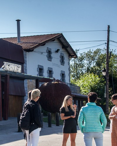 GUIDED TOUR WITH MEAL IN A BASQUE CIDER HOUSE