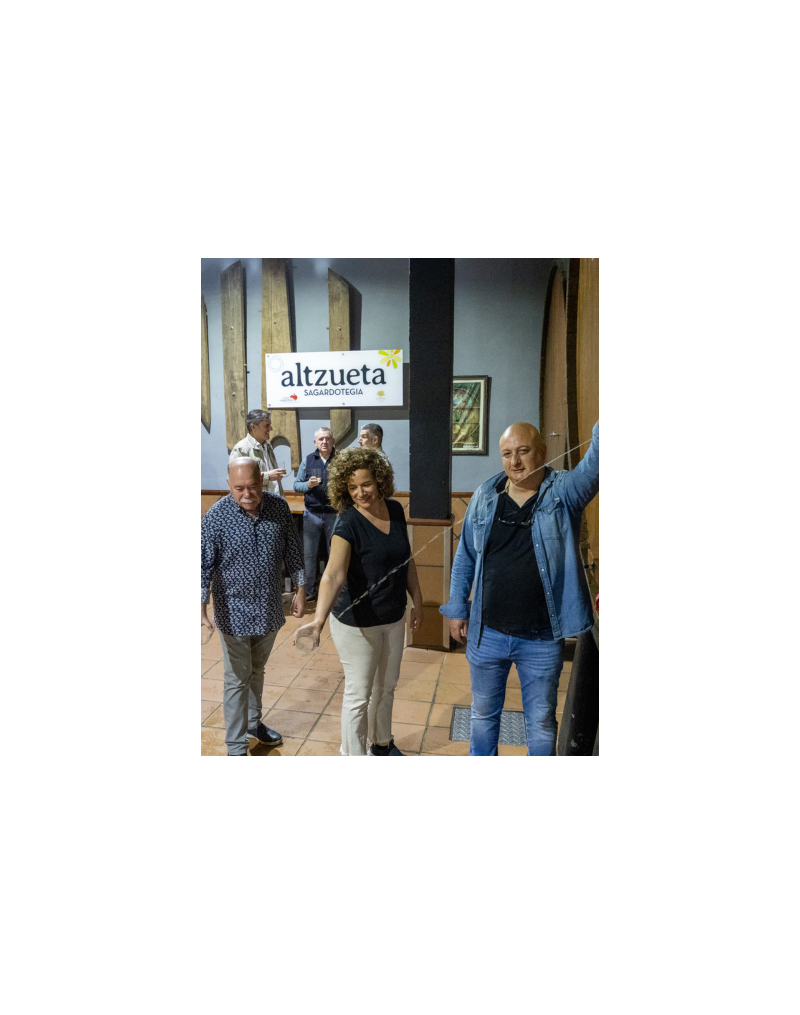 VISITÉ GUIDÉE ET DÉJEUNER DANS LA CIDRERIE ALTZUETA VISITÉ GUIDÉE ET DÉJEUNER DANS LA CIDRERIE ALTZUETA