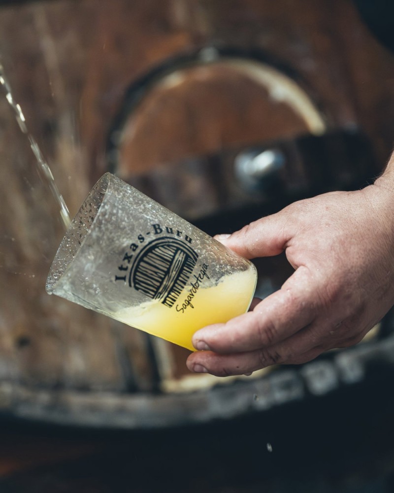 APPLE JUICE WORKSHOP IN A FARM CELLAR