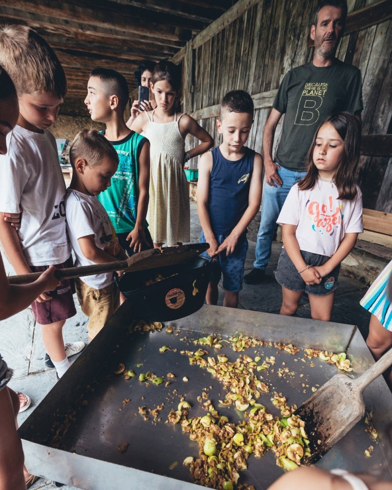 APPLE JUICE WORKSHOP IN A FARM CELLAR