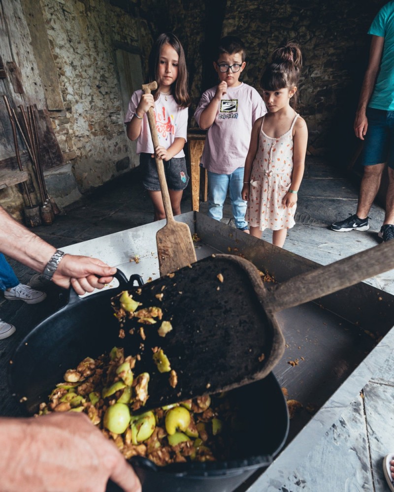 APPLE JUICE WORKSHOP IN A FARM CELLAR