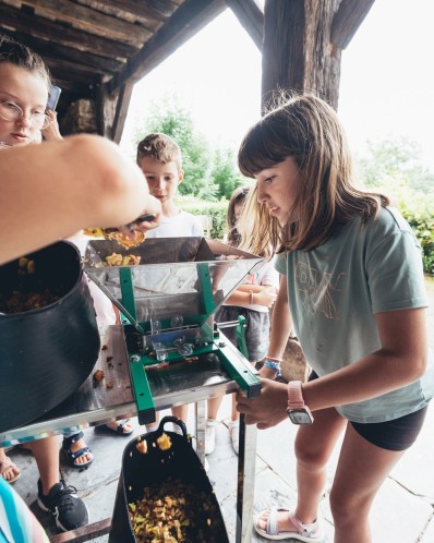 APPLE JUICE WORKSHOP IN A FARM CELLAR