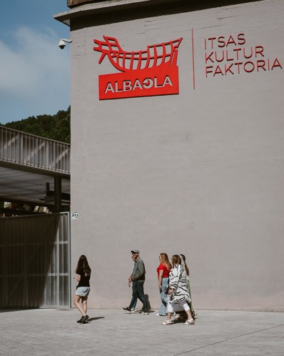 BASQUE WHALESHIP AND CIDER HOUSE WITH TRANSPORT BASQUE WHALESHIP AND CIDER HOUSE WITH TRANSPORT