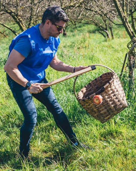 RURAL SPORTS OR GYNCANA IN A CIDER HOUSE RURAL SPORTS OR GYNCANA IN A CIDER HOUSE