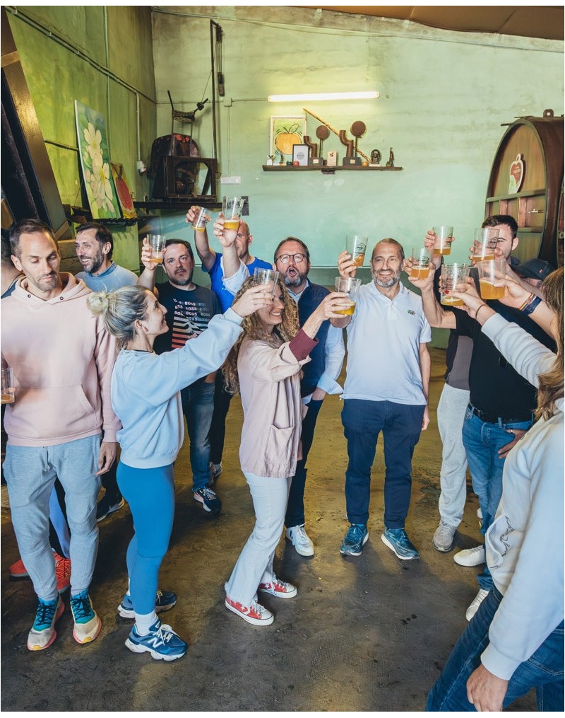 RURAL SPORTS OR GYNCANA IN A CIDER HOUSE RURAL SPORTS OR GYNCANA IN A CIDER HOUSE