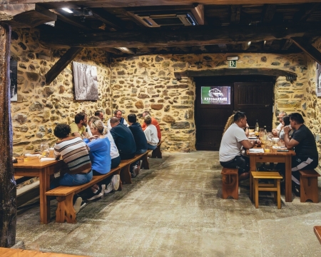 GUIDED TOUR (1 h) WITH MEAL IN A BASQUE CIDER HOUSE GUIDED TOUR (1 h) WITH MEAL IN A BASQUE CIDER HOUSE