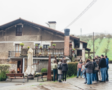 Guided tour with meal in Lizeaga cider house