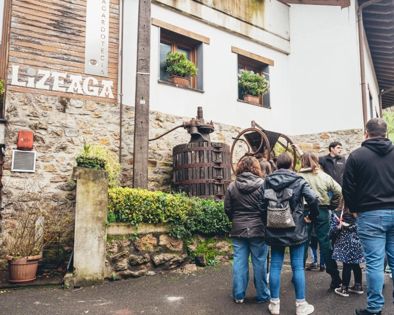 Guided tour with meal in Lizeaga cider house