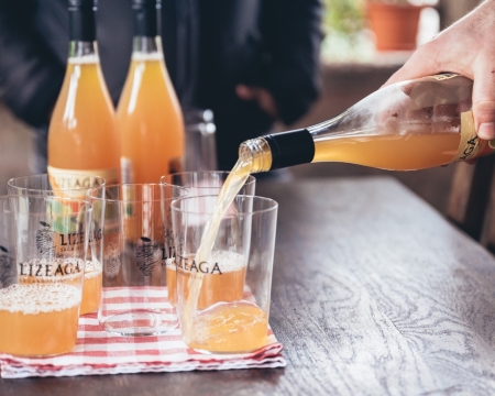 Guided tour with meal in Lizeaga cider house