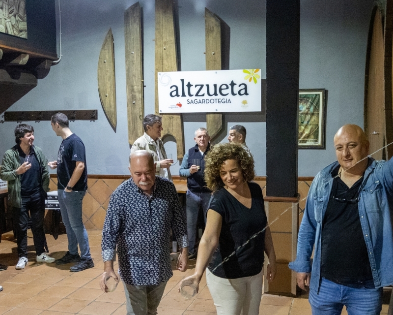 VISITÉ GUIDÉE ET DÉJEUNER DANS LA CIDRERIE ALTZUETA