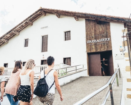 VISITA EN LA BODEGA IPARRAGIRRE