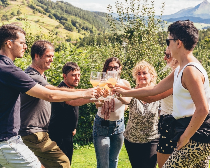 GUIDED TOUR WITH MEAL IN OIHARTE CIDER HOUSE