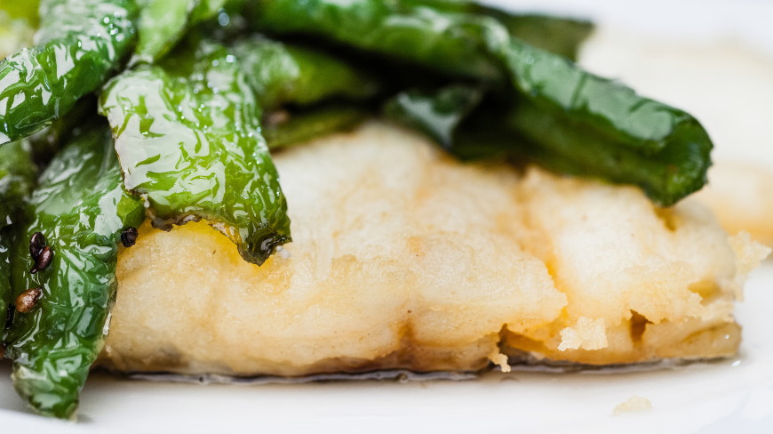 Bacalao frito con pimientos verdes