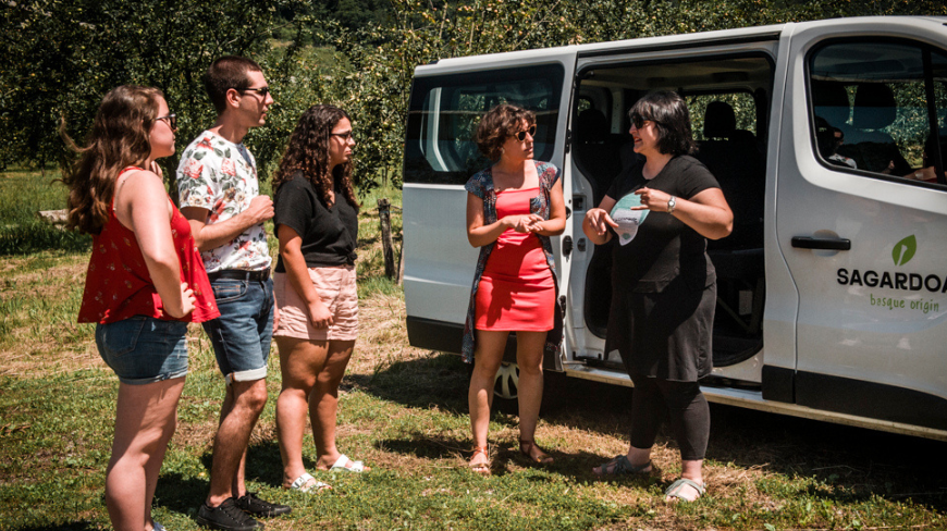 Visita guida por alrededores bodega sidra vasca