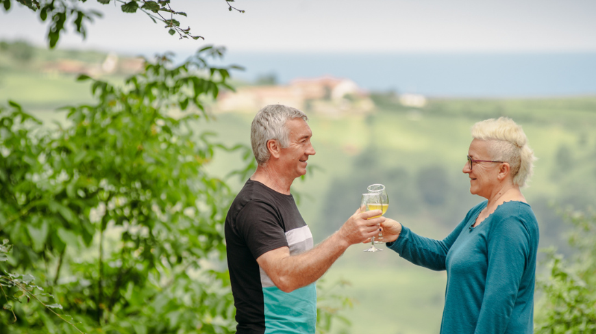 Brindis en bodega sidra vasca