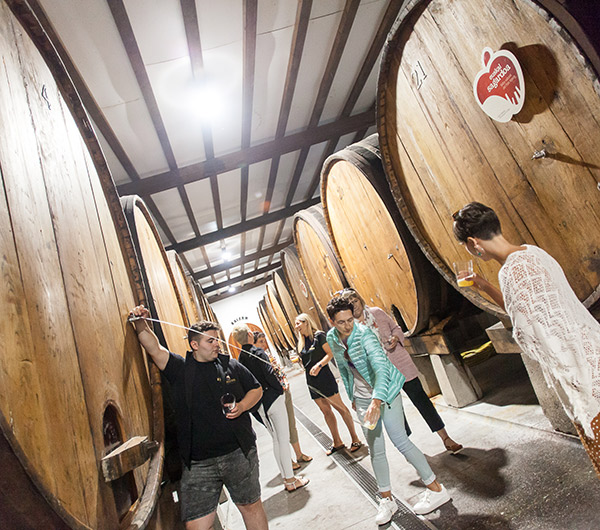 El ritual del txotx y las sidrerías tolare