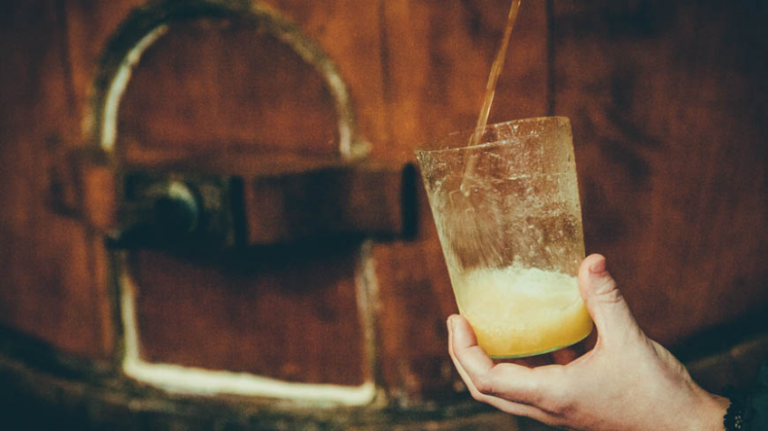 Dégustation guidée de cidre pour présenter la nouvelle récolte dans la cidrerie Iparragirre