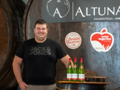 ﻿Altuna Sagardotegia presents the Euskal Sagardoa Designation of Origin bottle f