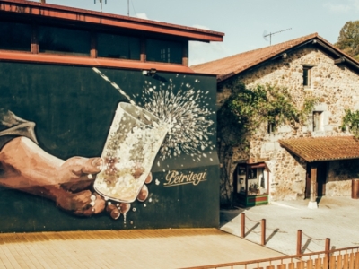 Guided visits in Basque cider celars
